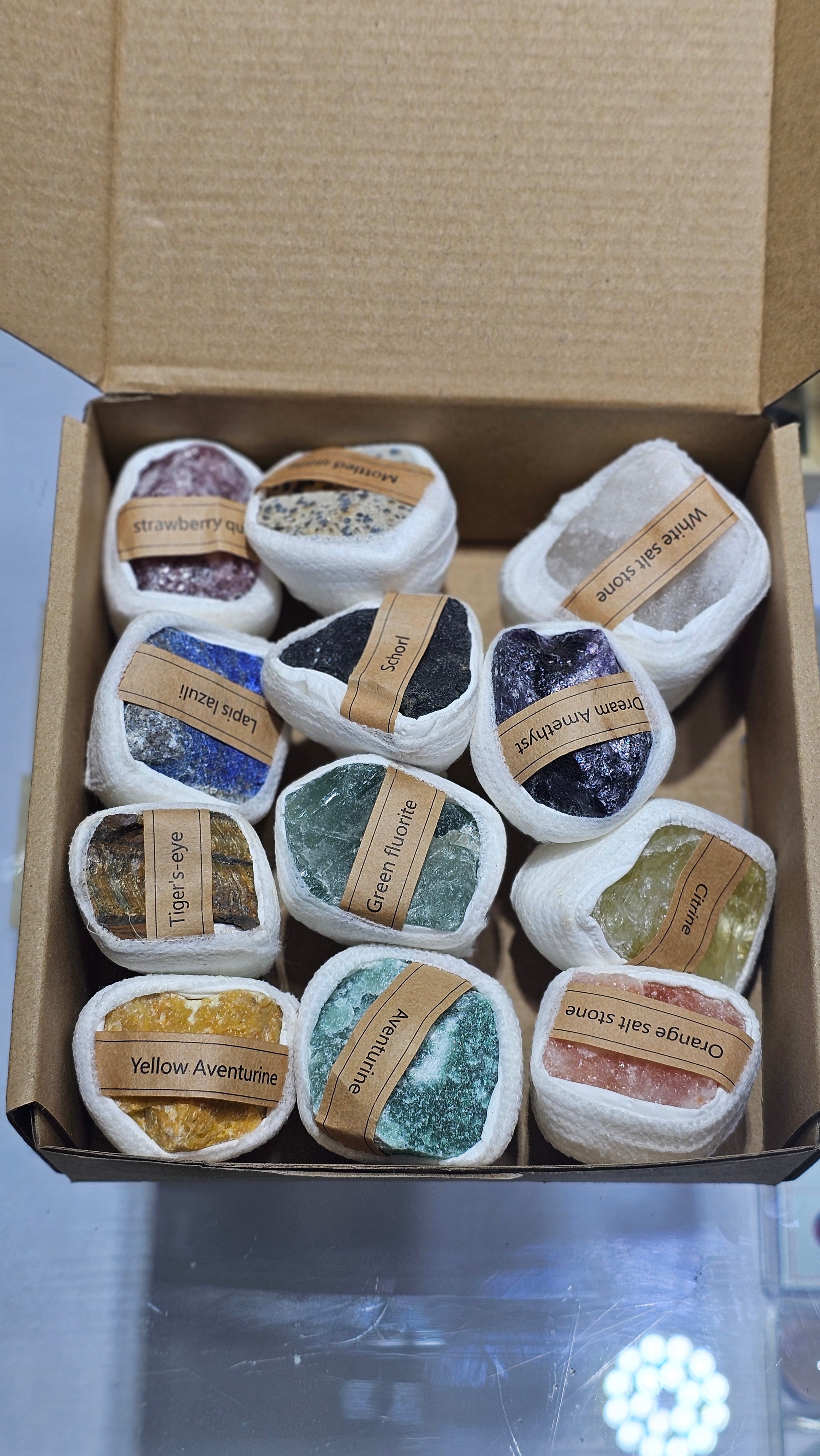 Crystal Gift Box – Raw Gemstone Collection with 11 Natural Healing Stones | Meditation, Chakra and Decoration