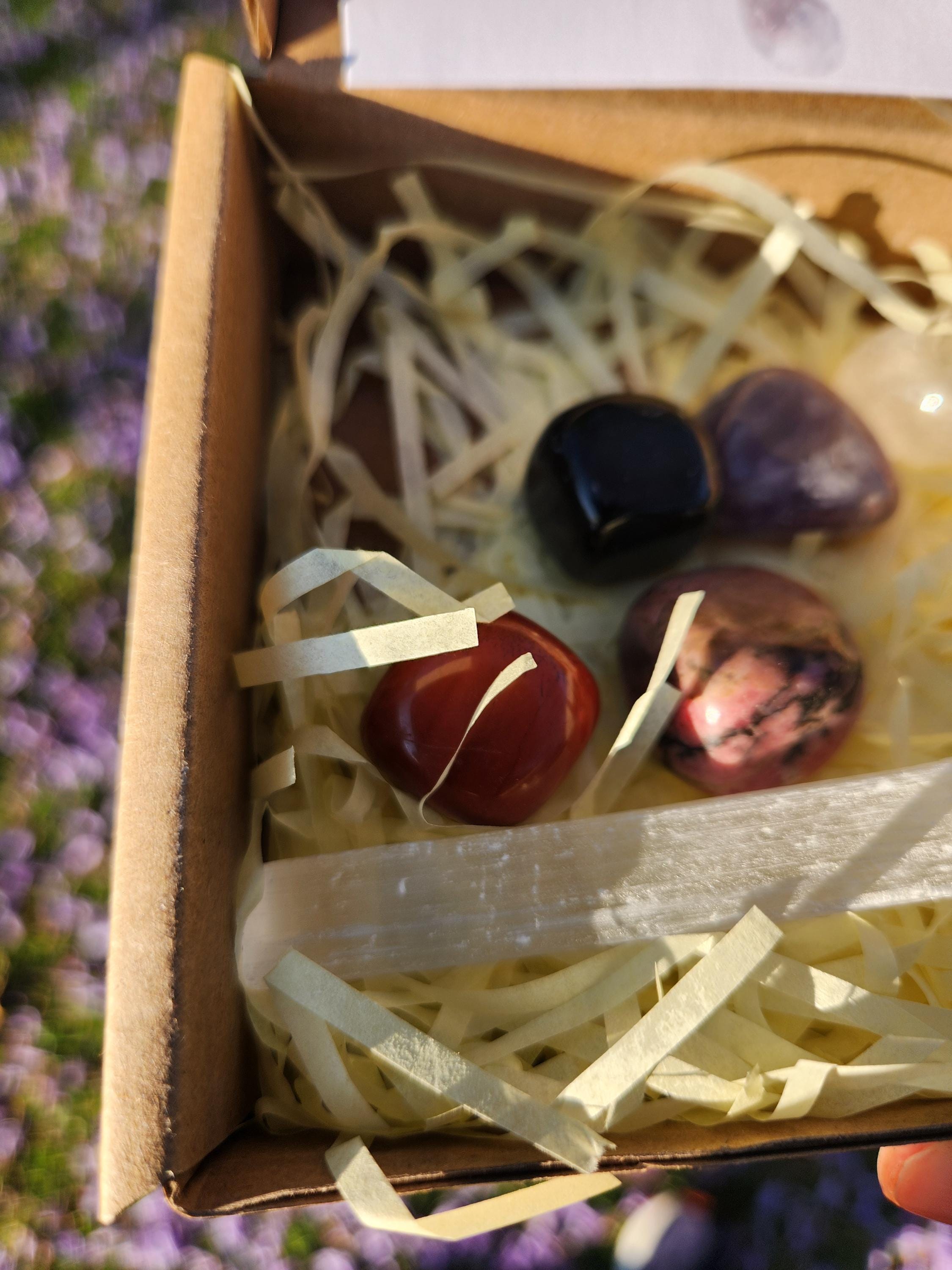 Pisces Crystal Set — Intuitive Healing Stones with Selenite Charging Bar, Zodiac Crystal Gift Box (February 19 – March 20)